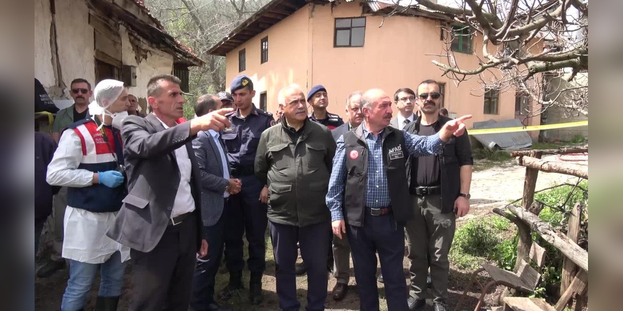 Çorum'da Köy Yangını: 3 Ev, 2 Samanlık ve 1 Ahır Yandı