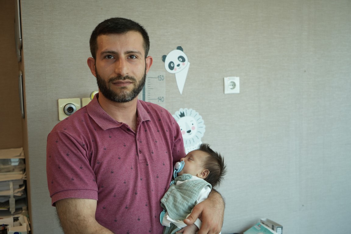 Ameliyat edilen 5 günlük bebek, 400 gramlık tümörün çıkarılmasıyla hayata tutundu