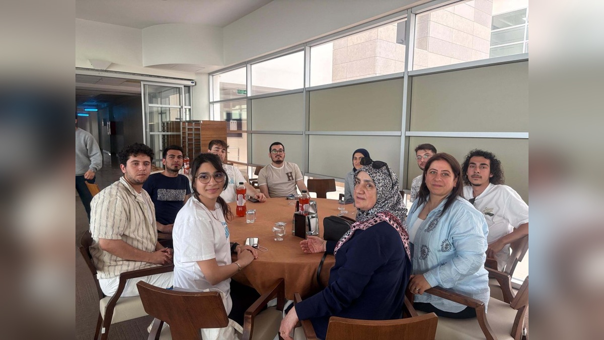 İzmir'de 'Anneden Evlada Bir Dokunuş' Projesi: Öğrenciler ve Anneler Gönül Sofrasında Buluştu