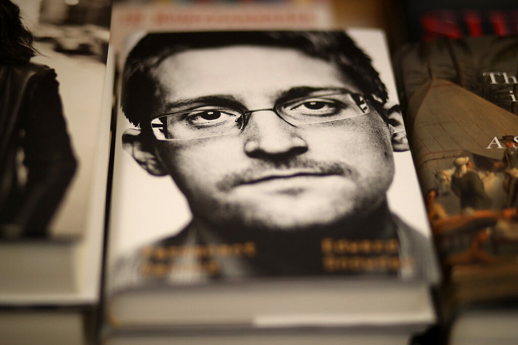 ABD Ulusal Güvenlik Ajansı’ndaki (NSA) gizli gözetim programlarını ifşa eden eski istihbarat çalışanı Edward Snowden’ın yeni çıkan “Permanent Record” adlı kitabı, 17 Eylül 2019’da Kaliforniya, San Francisco’daki Books Inc. raflarında sergileniyor.