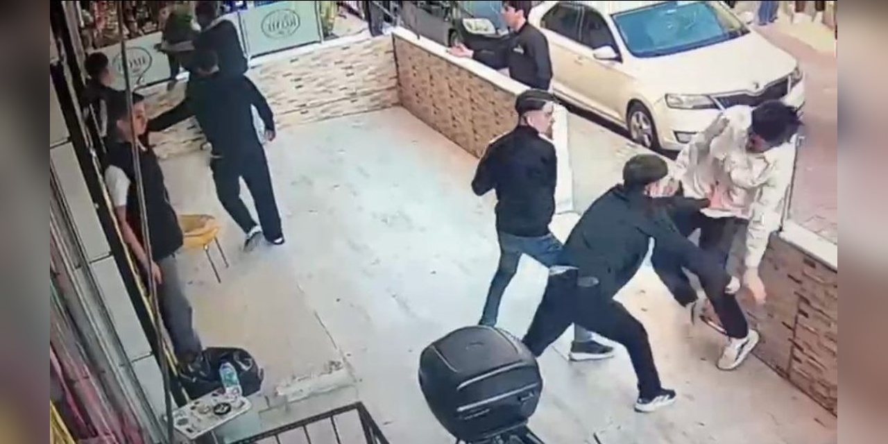 İstanbul'da bıçaklı kavga: İnternet kafede yaşanan olay güvenlik kamerasında