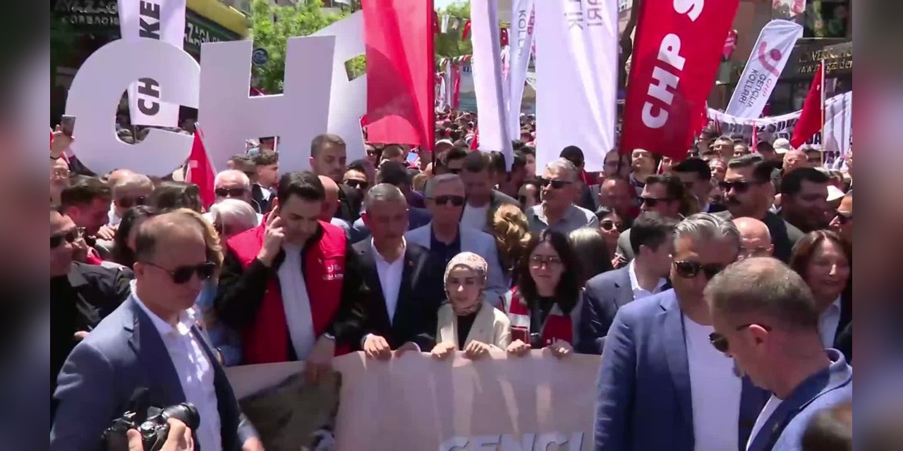 Özgür Özel: Gençler, Atatürk'ün Cumhuriyet emanetiyle güçlü şekilde sahip çıkıyor