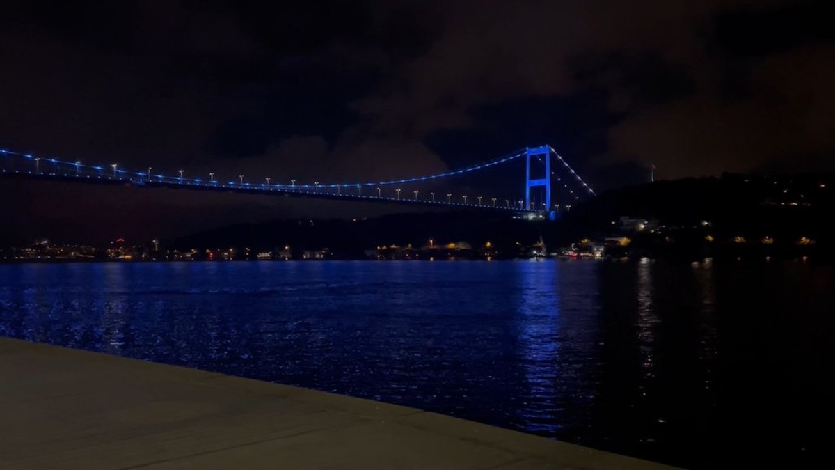 Fatih Sultan Mehmet Köprüsü Engelliler Haftası'nda Maviye Bürüdü