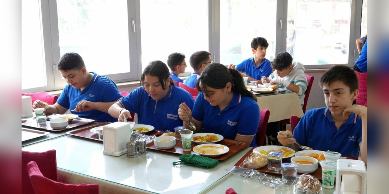 Burhaniye Belediyesi'nin 'Askıda Yemek' Uygulaması Öğrencilere Destek Oluyor