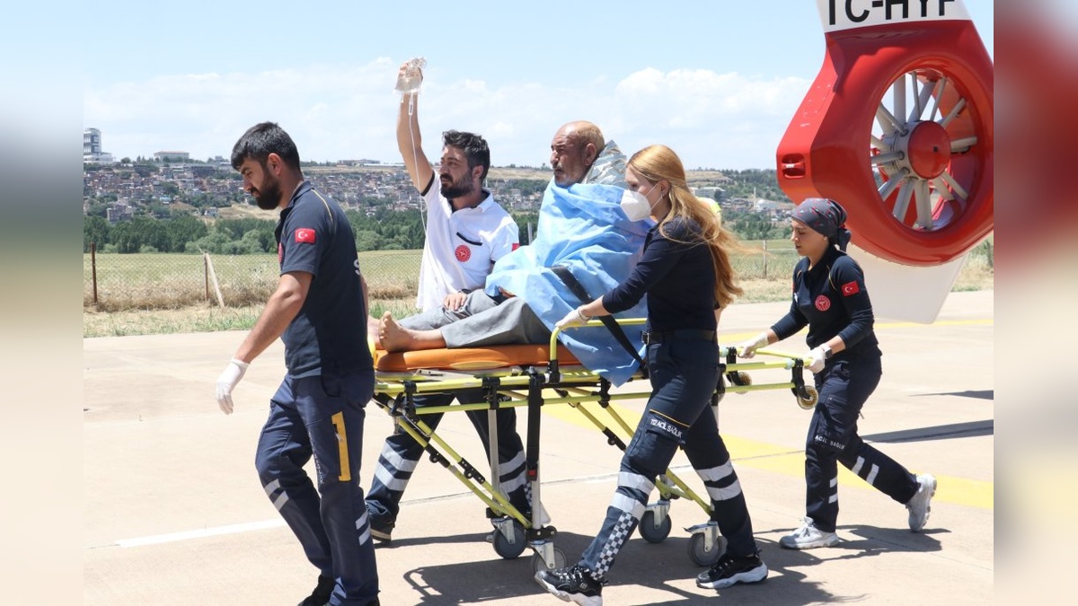 Kulp'ta çift ateş söndürme çalışmasında yaralandı: Abdulselam Demir helikopterle Diyarbakır'a sevk edildi