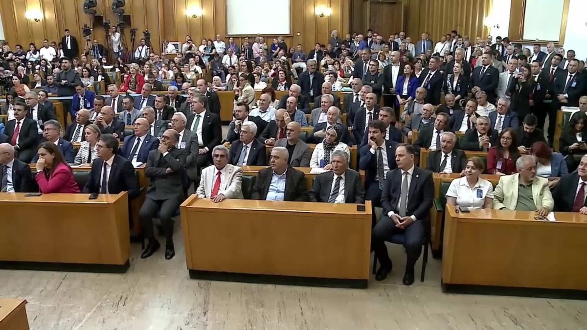 Özgür Özel: 7 yıllık ekonomik kriz ve 3 bin temizlik görevlisi için 1 milyon 600 bin başvuru