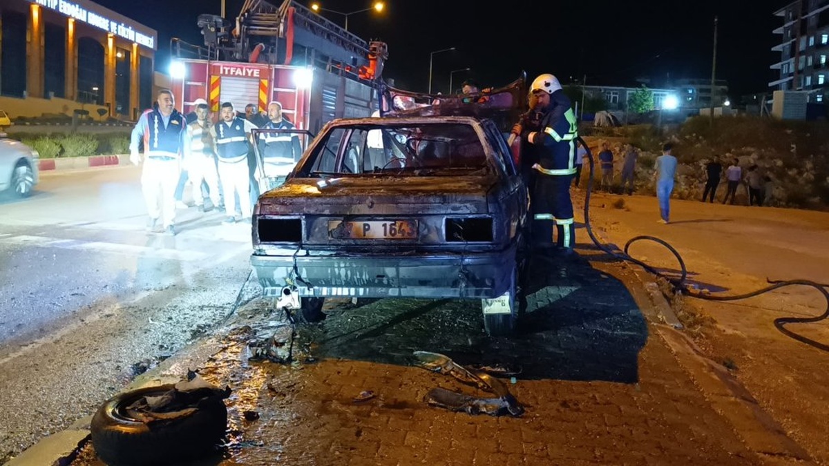 Besni'de Alkollü Sürücü Otomobilini Yaktı