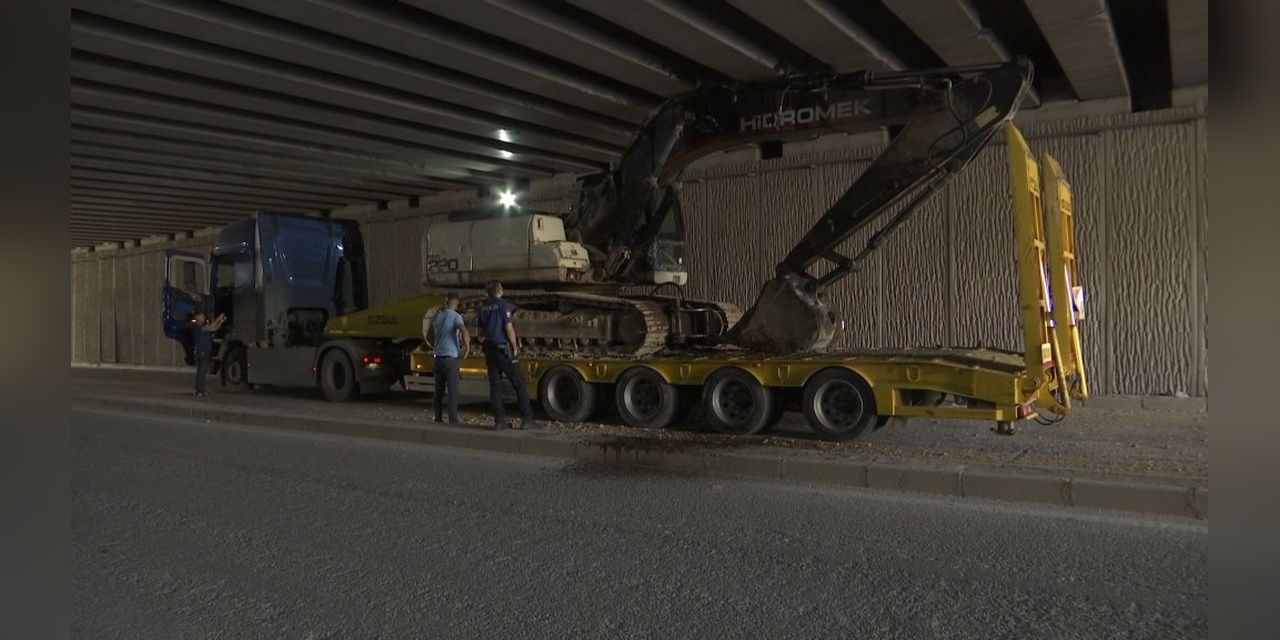 Elazığ'da TIR alt geçitte sıkıştı