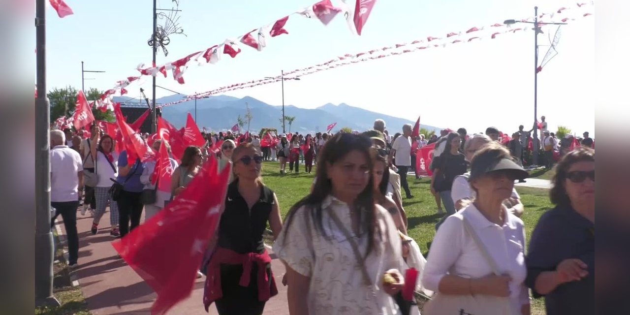 İzmir'de CHP mitingi: Vatandaşlar ekonomik sıkıntılardan yakındı