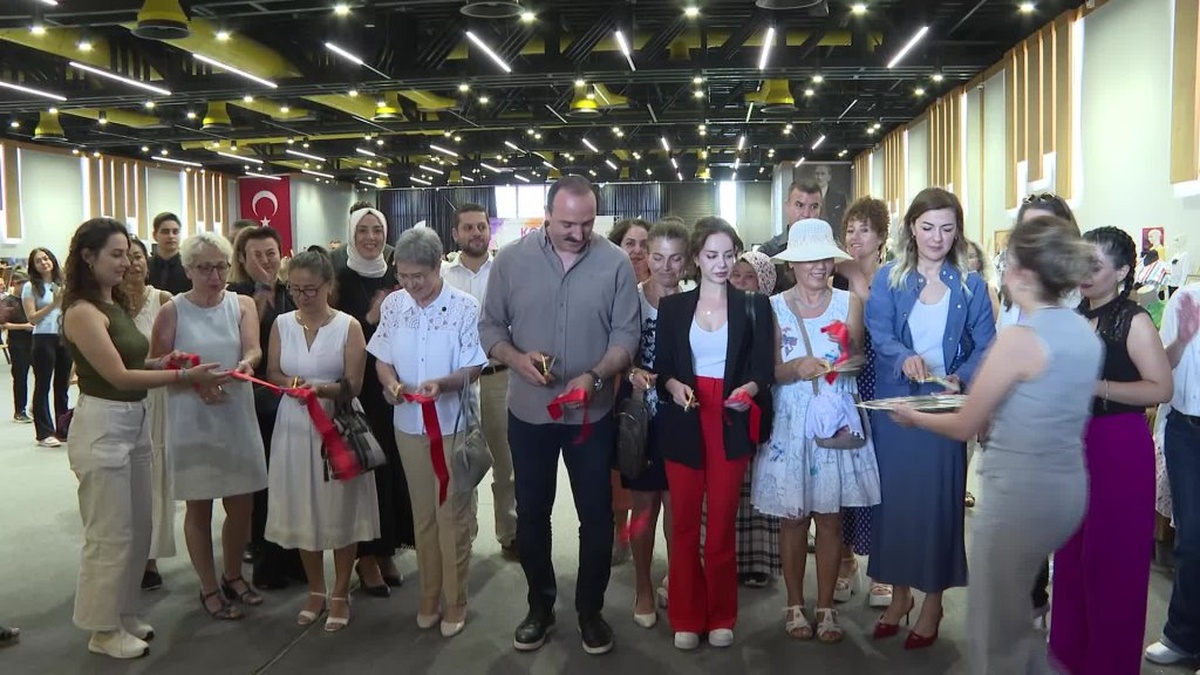 Konyaaltı'nda yıl sonu sanat sergisi açıldı: Başkan Kotan'dan kursiyerlere övgü