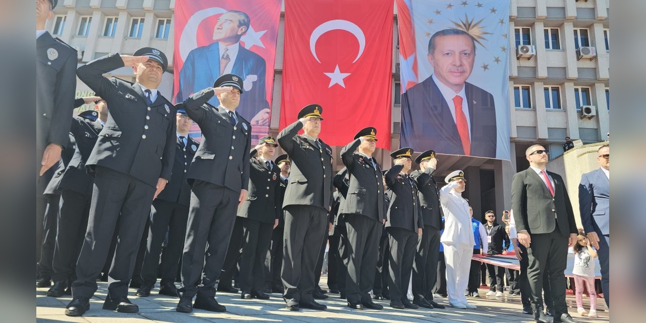 Zonguldak'ta 19 Mayıs coşkusu: Jandarma personeli, çocuklarıyla birlikte yürüyüşte yer aldı