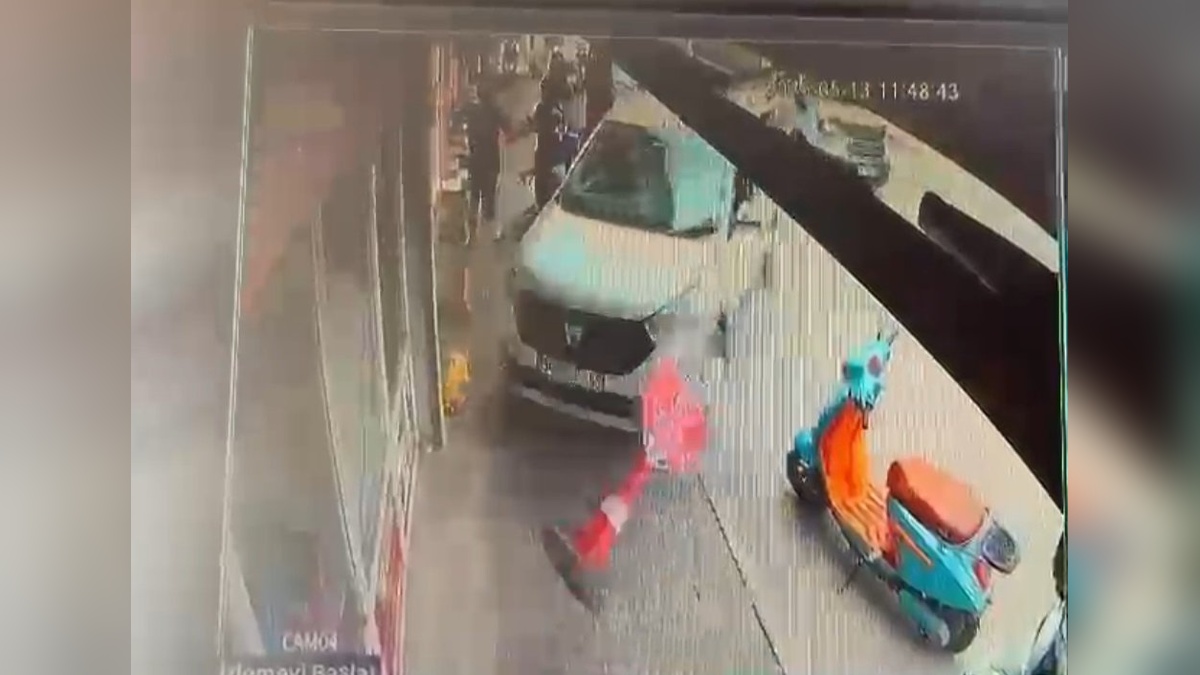 Adana'da kontrolden çıkan hafif ticari araç kaldırıma çıktı: Son anda kurtulanlar güvenlik kamerasında