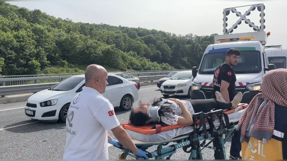 Kocaeli'nde 3 araçlık kaza: 5 yaralı