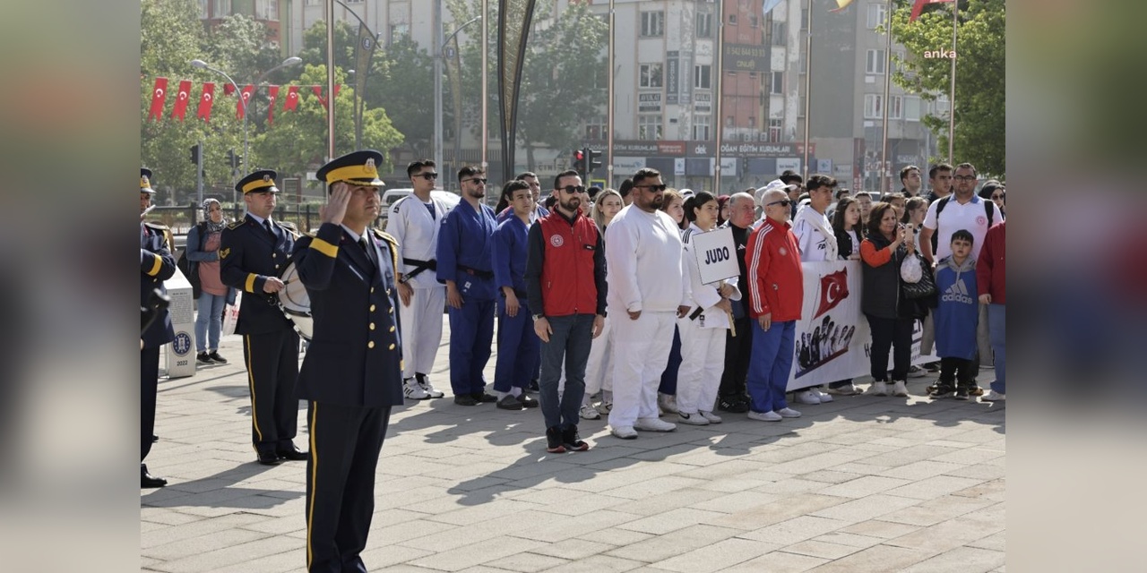 Kütahya'da 19 Mayıs kutlamaları: Çelenk sunumu ve renkli etkinlikler