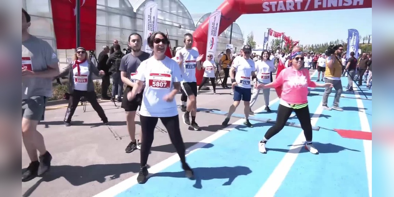 Özgür Özel ve Mansur Yavaş, Ankara Yarı Maratonu'nun açılışını yaptı