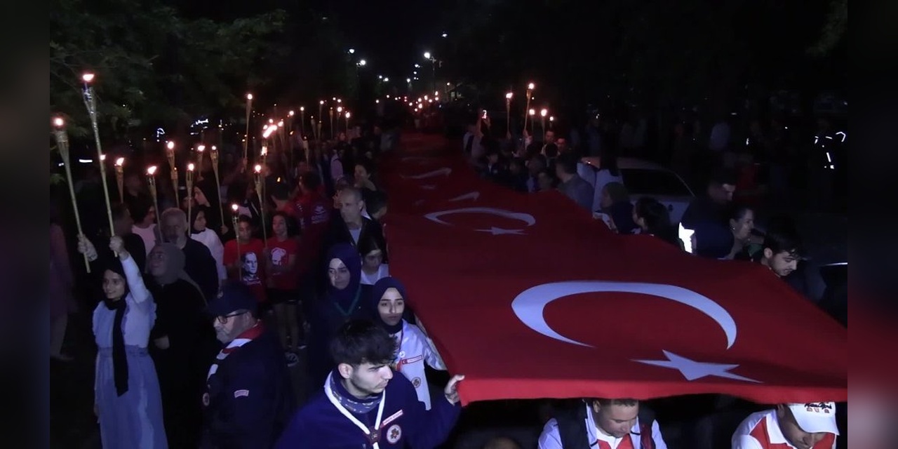 Diyarbakır'da 157 Metrelik Bayrakla 19 Mayıs Kutlaması