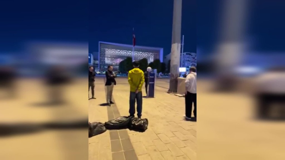 Taksim'de 'Duran Adam' eylemi: 19 genç adliyeye sevk edildi
