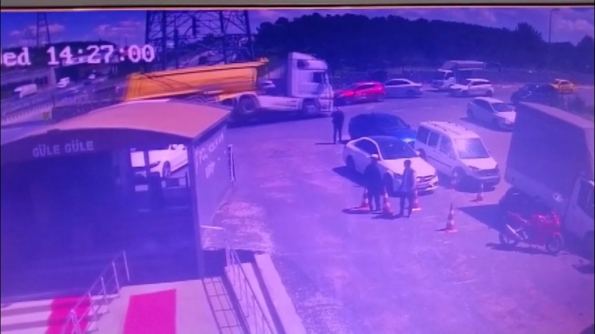 Sultanbeyli'de Hafriyat Kamyonu Kazası: Otomobilin Üzerine Devrildi