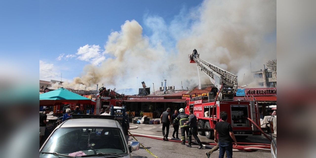 Erzincan'da Büyük Yangın: 20 İş Yeri Zarar Gördü