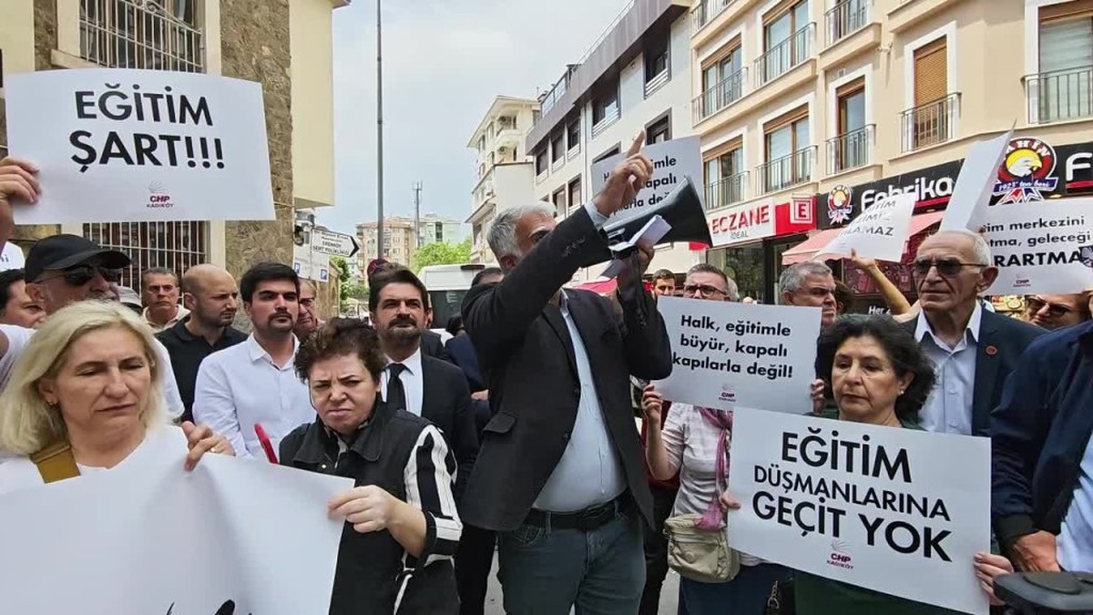 Kadıköy'de halk eğitim merkezi kapatma kararı protesto edildi