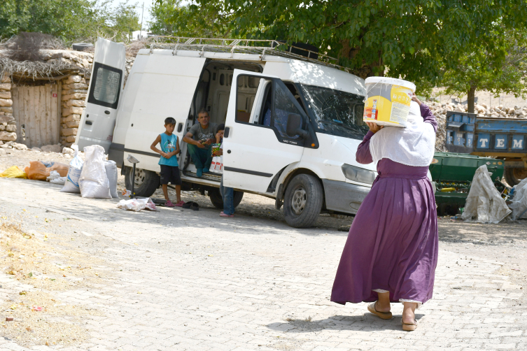 Minibüsüyle köyleri gezen seyyar esnaf 16 yıldır takas usulüyle satış yapıyor
