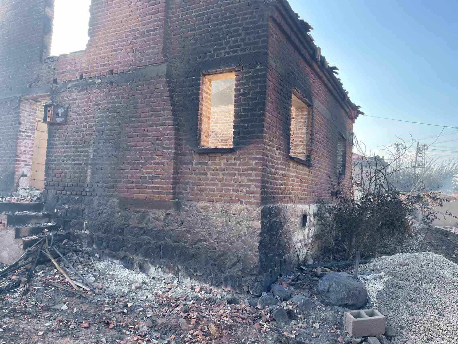 Bakan Kurum açıkladı; Saçaklar köyünde 26’sı konut 43 yapı hasar gördü