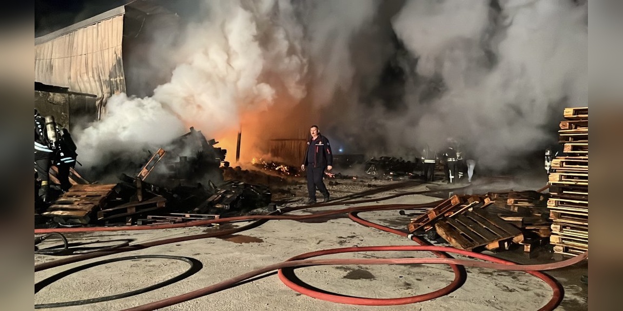 Gebze'de ahşap palet deposunda yangın