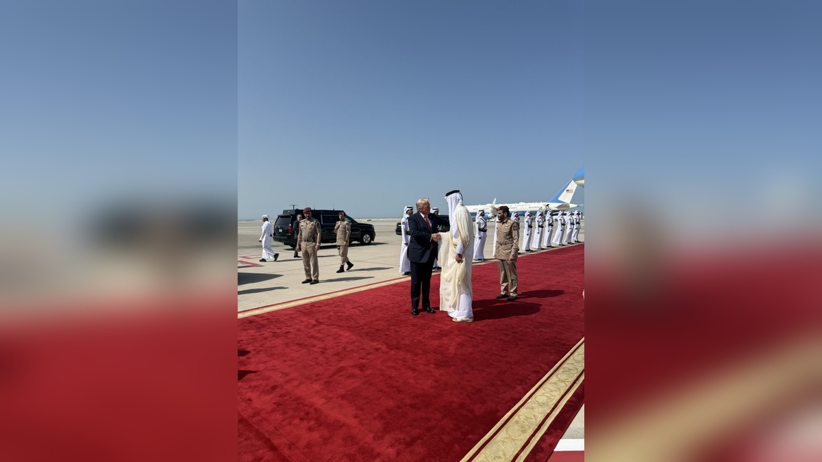 Trump, Katar'da Emir Al Sani tarafından karşılandı
