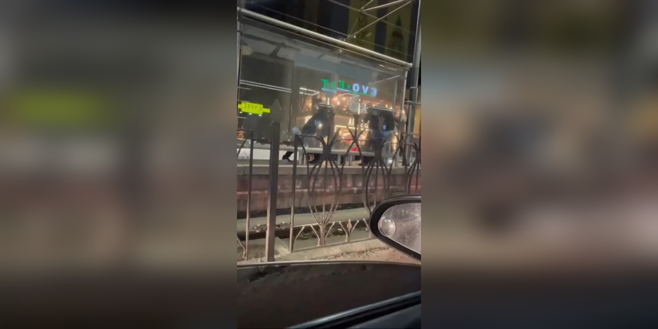 SultanGazisi'nde tramvay durağında taciz: Şüpheli çevredekiler tarafından dövüldü