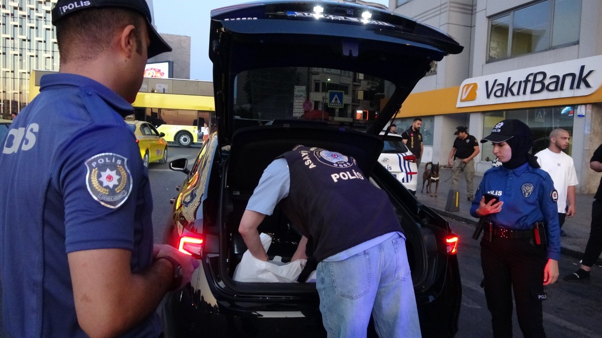 Taksim’de helikopter destekli ’Huzur İstanbul’ denetimi gerçekleştirildi