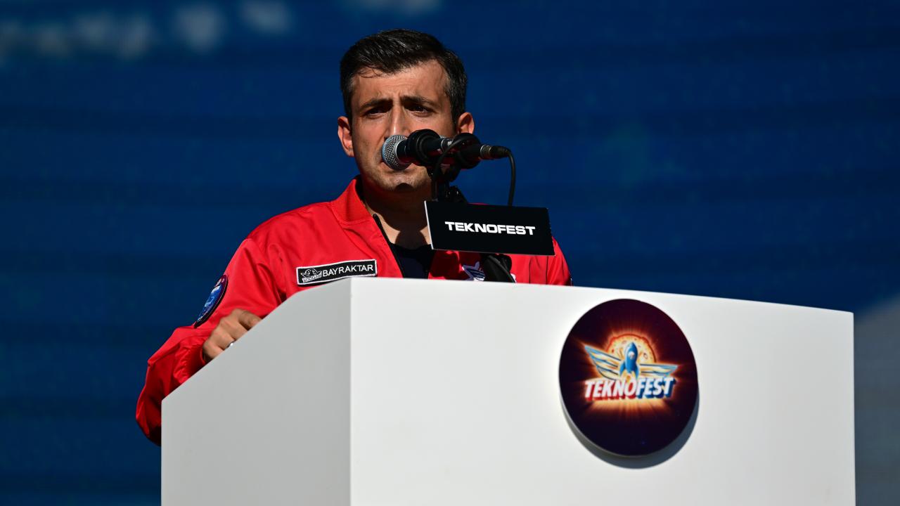 selcuk-bayraktaraa-2392873.jpg