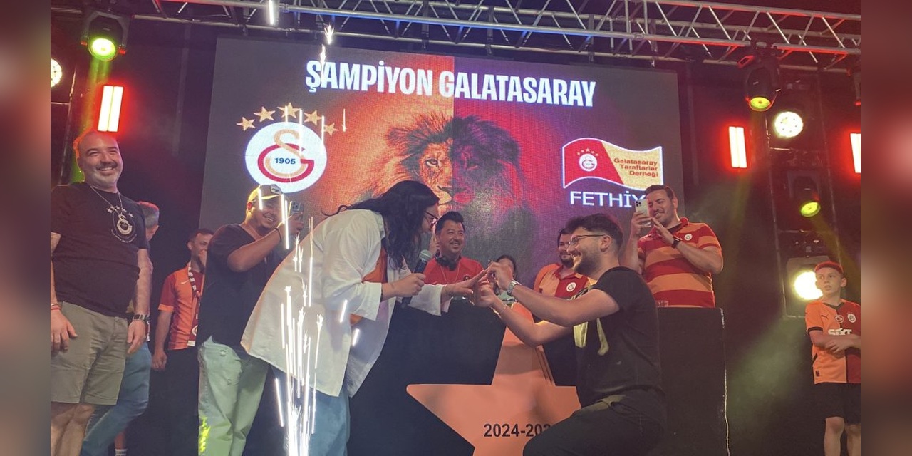 Fethiye'de Galatasaray şampiyonluğu kutlamaları: Evlilik teklifi sürprizi