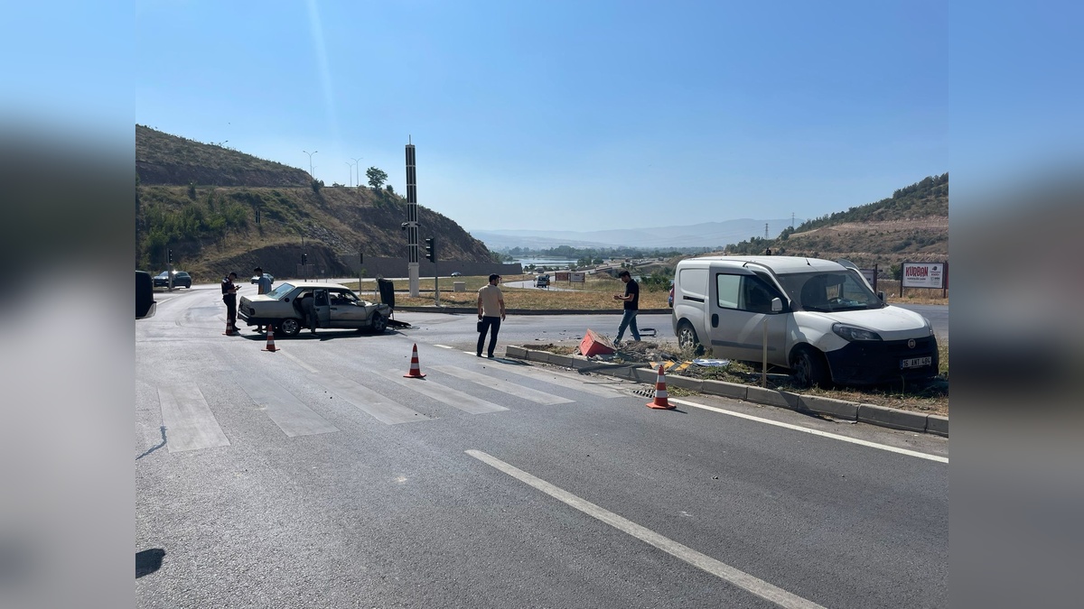 İnegöl'de trafik kazası: 3 yaralı