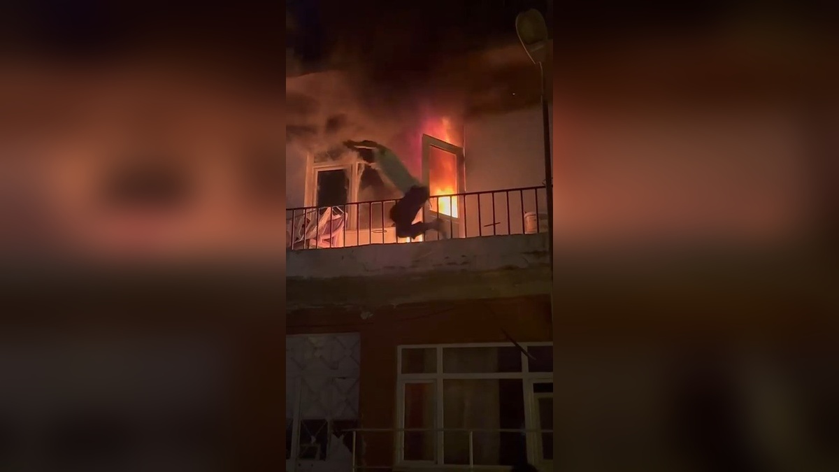 İzmit'te yangın: Daire kullanılamaz hale geldi, komşu balkondan atladı