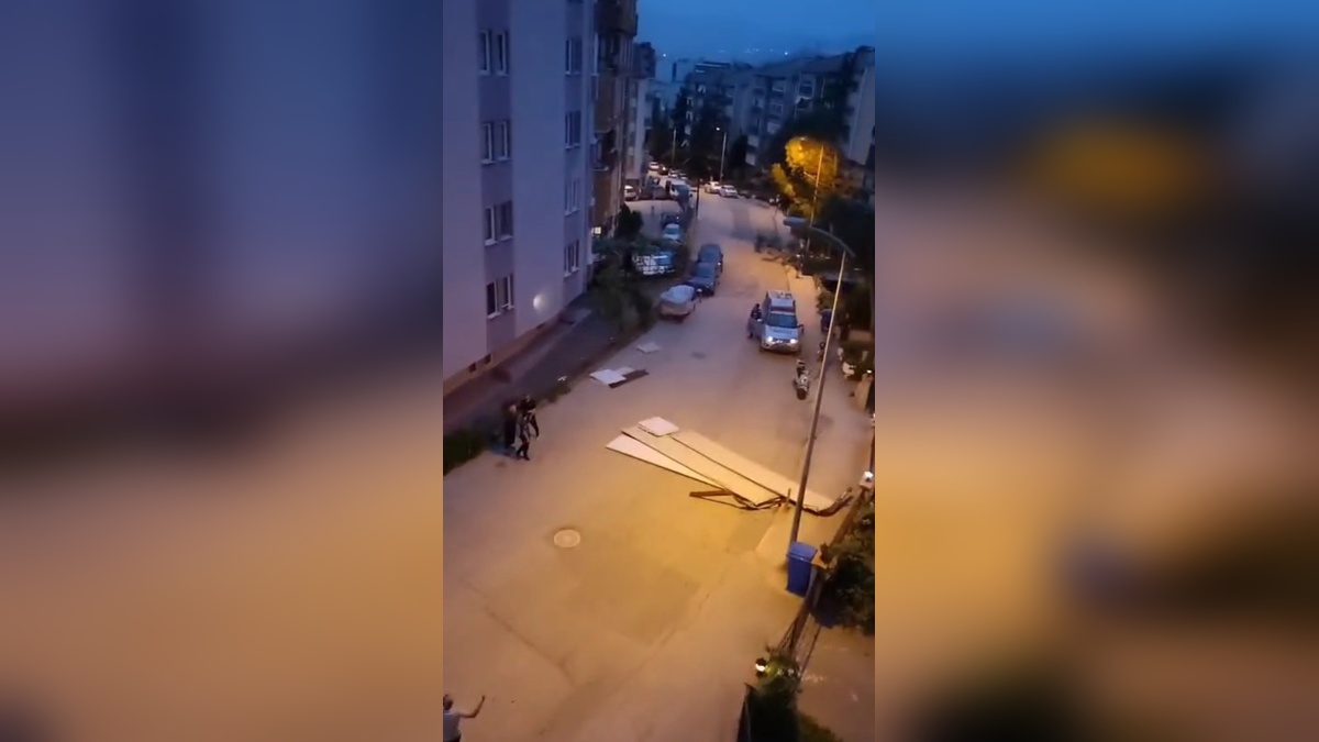 Karabük'te fırtına: Ağaçlar devrildi, çatılardan parçalar uçtu