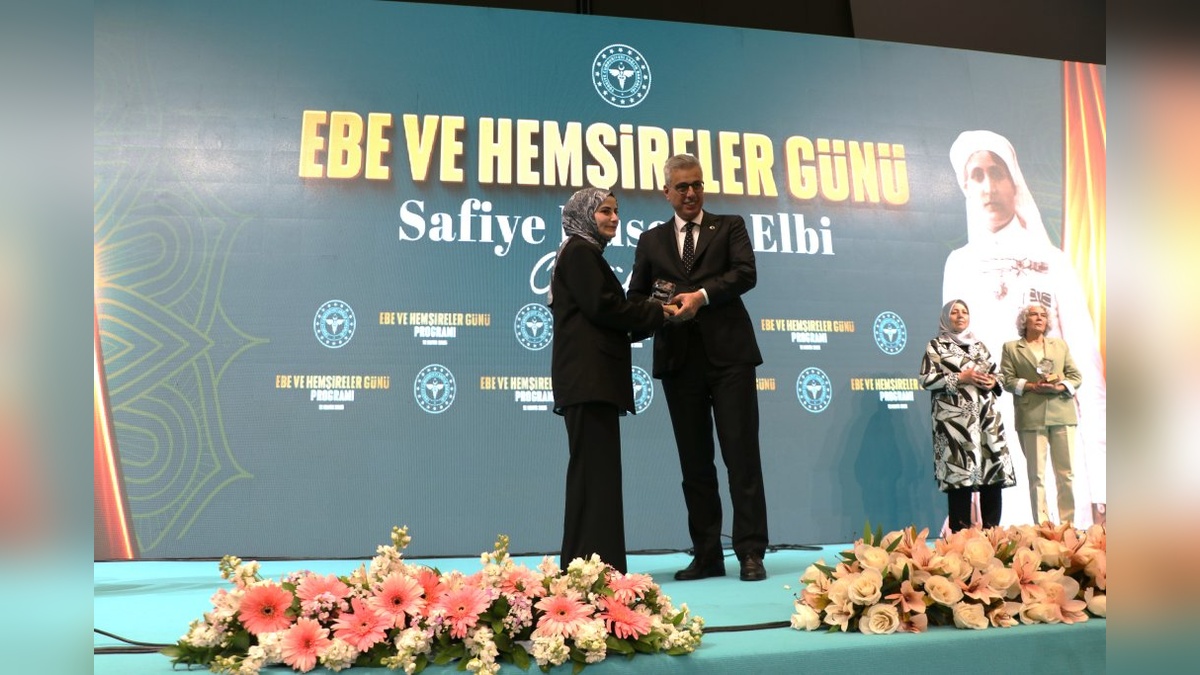 Ebe Yılmaz'ın doğum aparatı Sağlık Bakanı'ndan ödül aldı