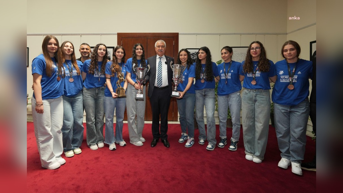 Adana Büyükşehir Belediye Başkanı Karalar, U18 Kızlar Basketbol Takımı'nı ağırladı