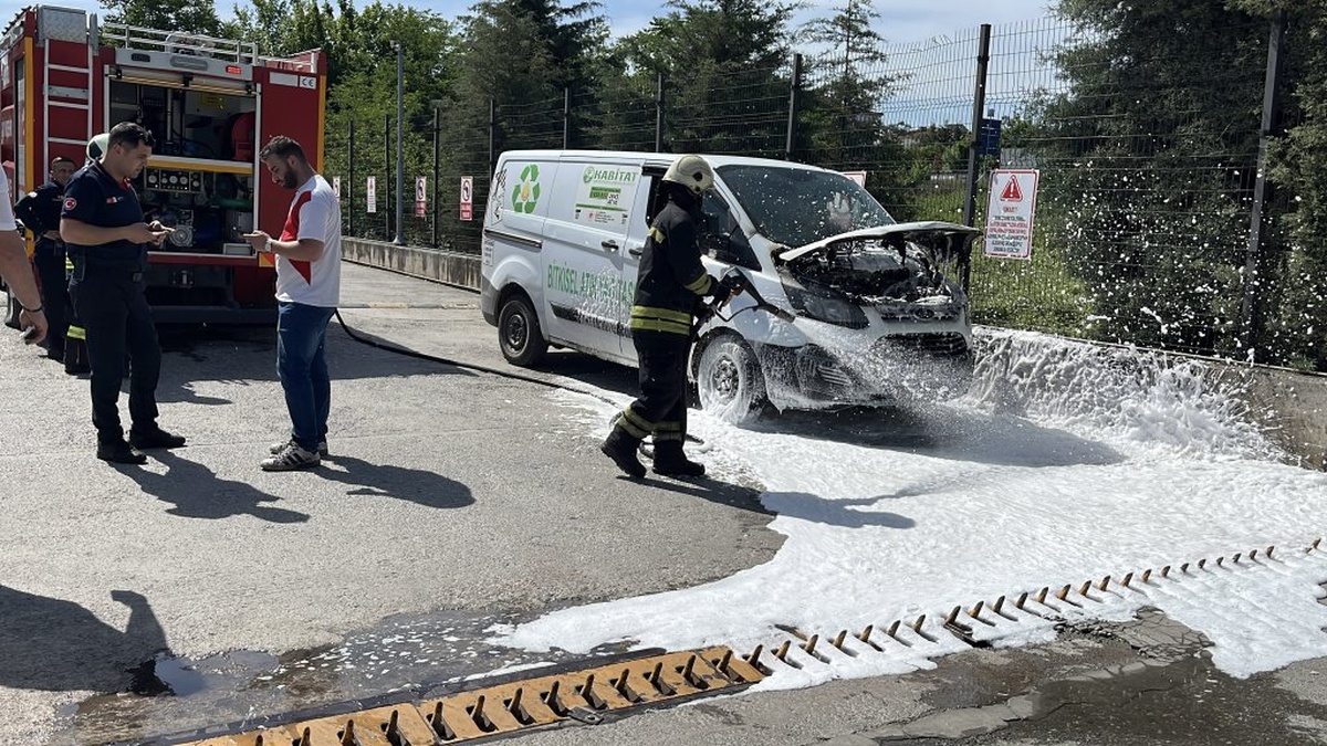 Gebze'de atık yağ yüklü minibüste yangın