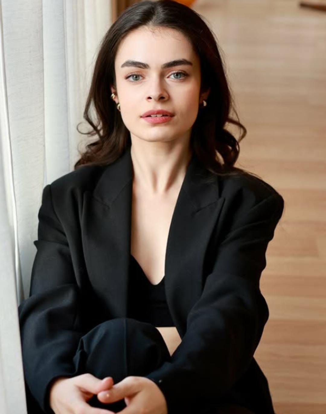 Geleceğe Mektuplar dizisinde Pelin Karahan ın gençliğine hayat veriyor! Işıl Elmas ın benzerliği şoke etti 2