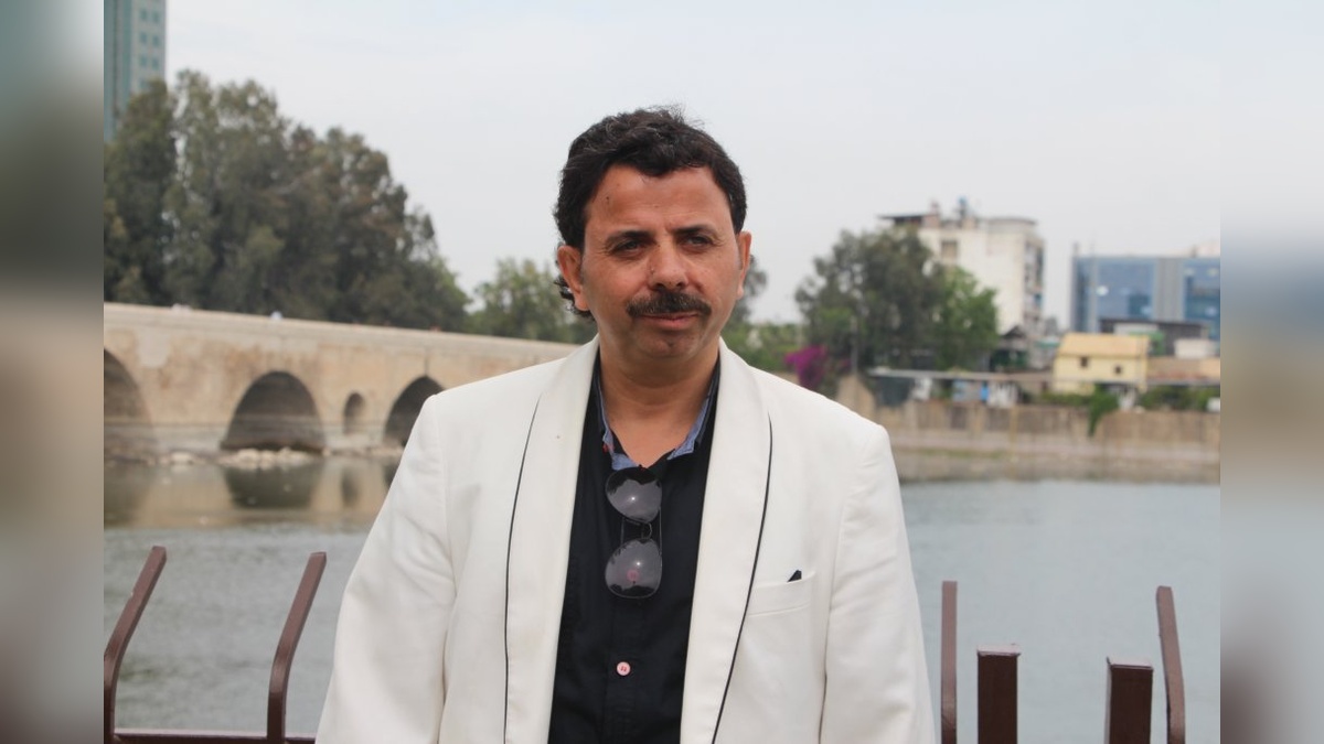 Adana'da 'Cemil Baba', milyonlarca kez izlenen şarkılarıyla hayallerinin peşinden koşuyor