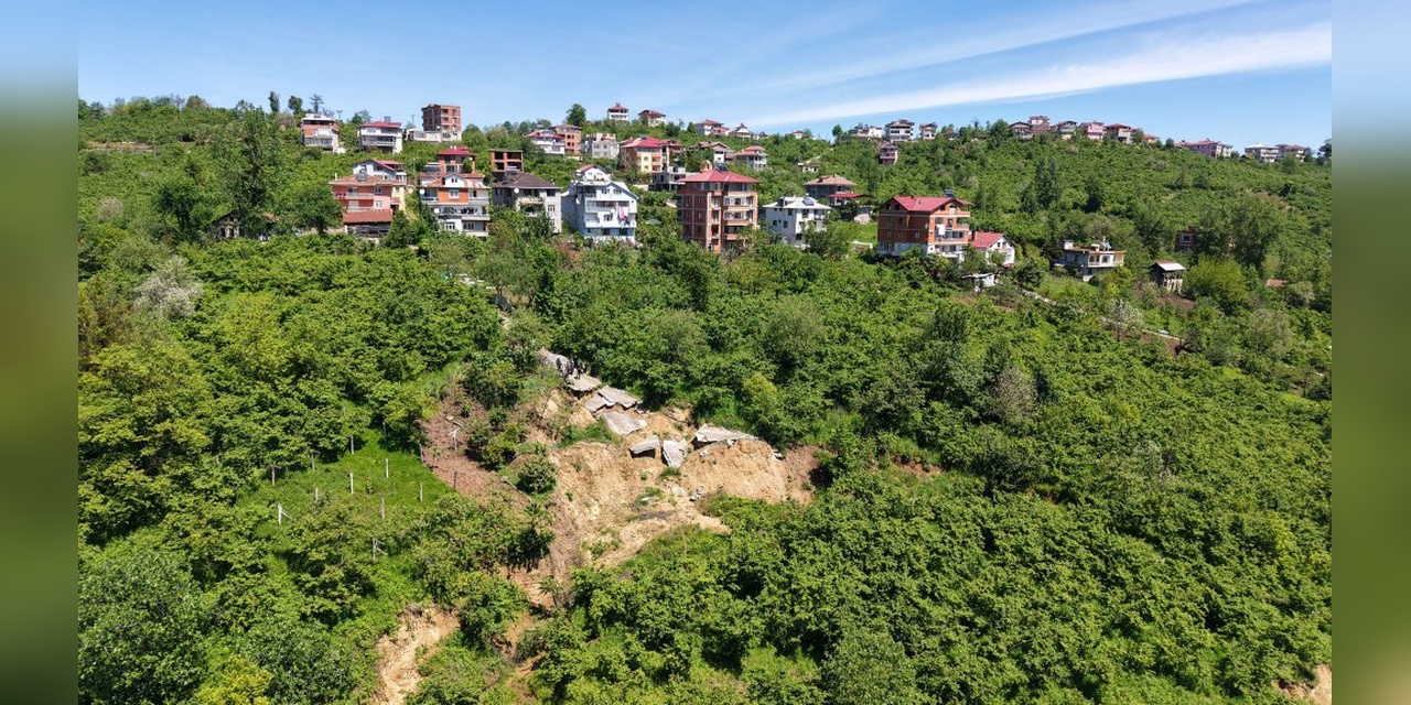 Trabzon'da heyelan nedeniyle yol kapandı, mahalleli orman patikasından geçiyor