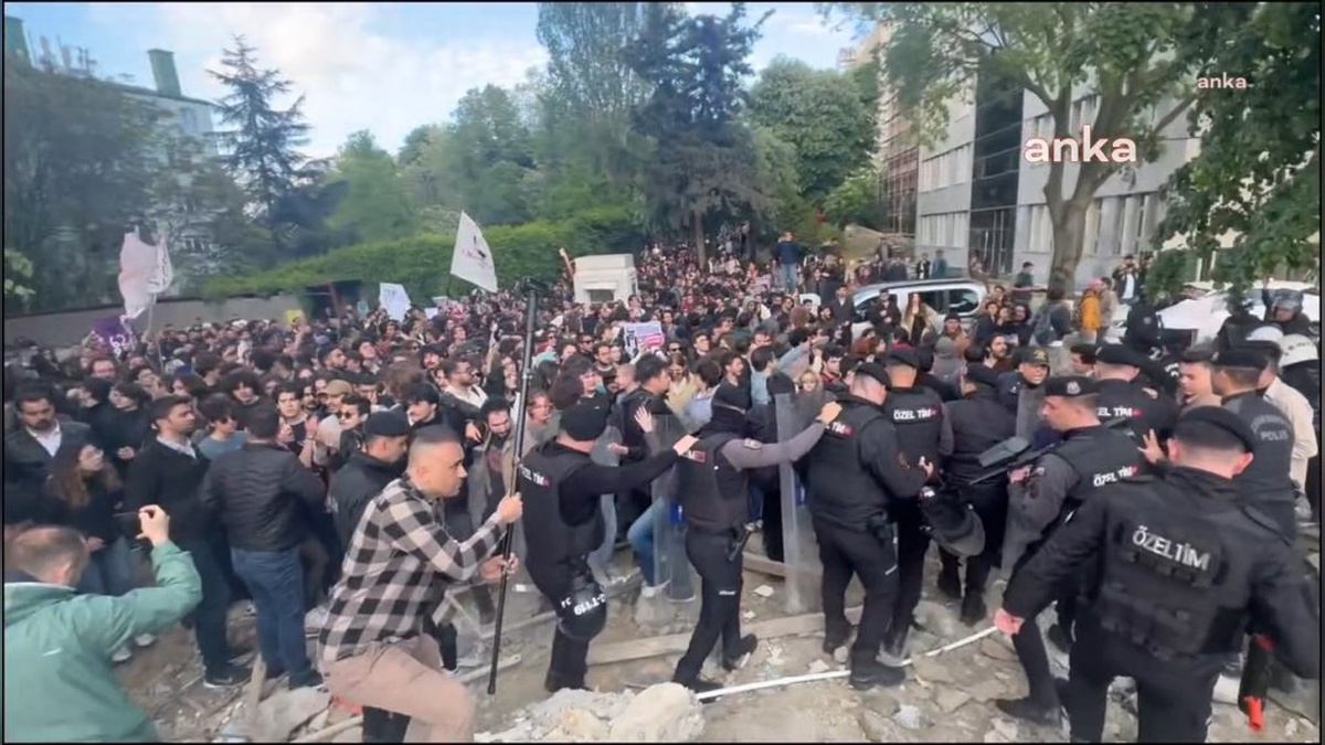 Boğaziçi Üniversitesi'nde protesto: 15 öğrenci 'görevi yaptırmamak için direnme' suçundan tutuklama talebiyle sevk edildi