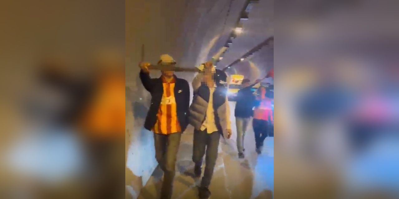 İzmir'de Galatasaray Şampiyonluğu Kutlamaları: Döner Bıçaklı Taraftarlar Kameralara Yansıdı