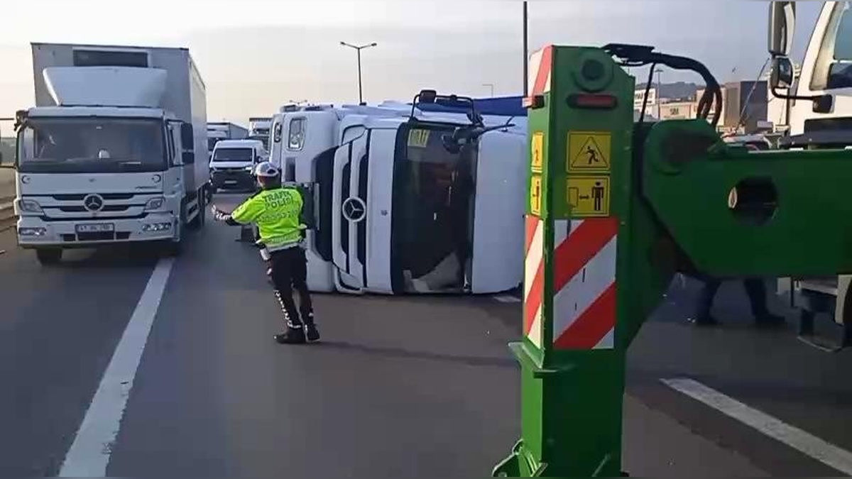 Pendik TEM Otoyolu'nda TIR devrildi: Trafik tek şeritten sağlanıyor