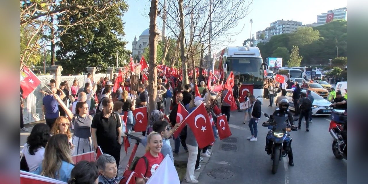 İstanbul'da binlerce kişi 19 Mayıs yürüyüşüne katıldı