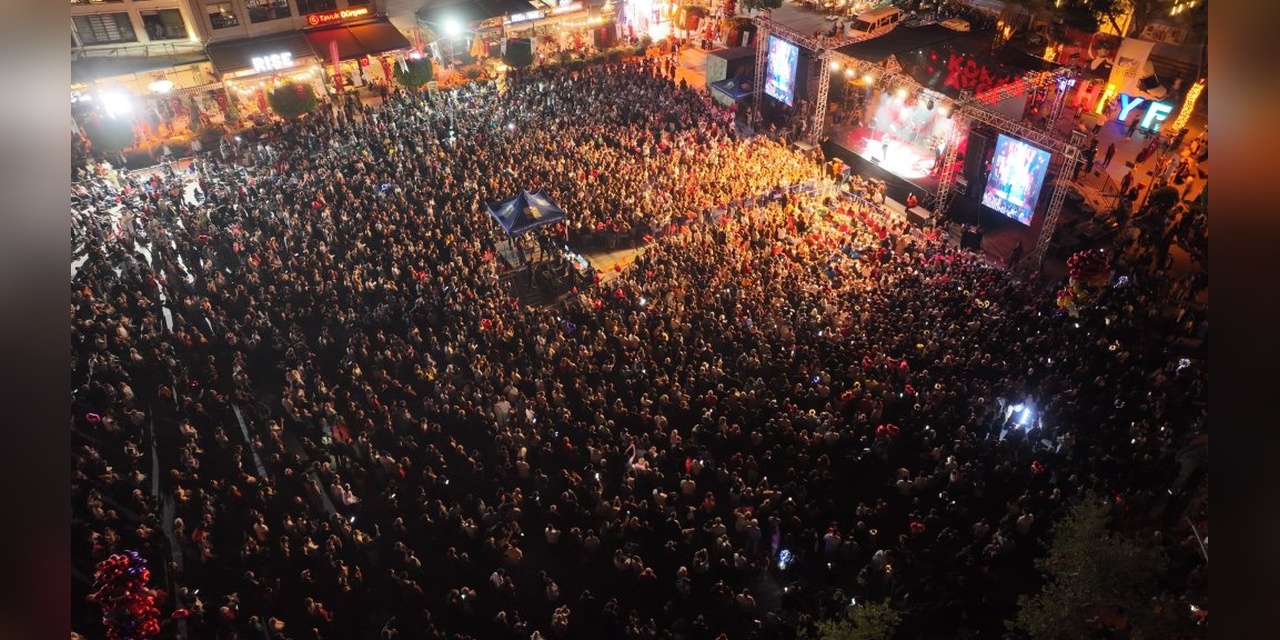 Koray Avcı, Fethiye'de 19 Mayıs konserinde sahne aldı