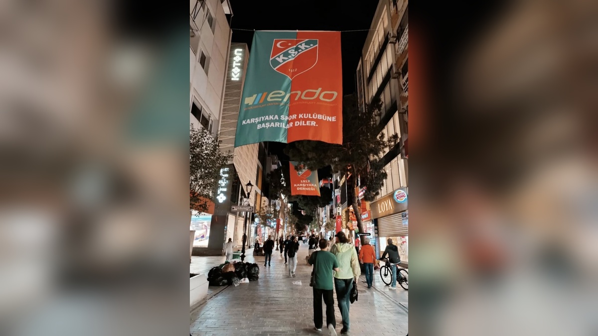 Karşıyaka'da Play-Off Heyecanı: İlçe Yeşil-Kırmızıya Bürüdü