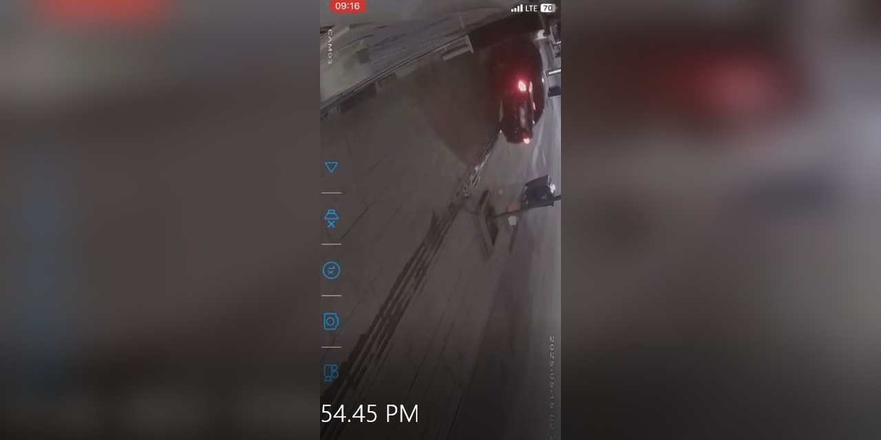 Alaca'da otomobil iş yerine çarptı, sürücü kaçtı