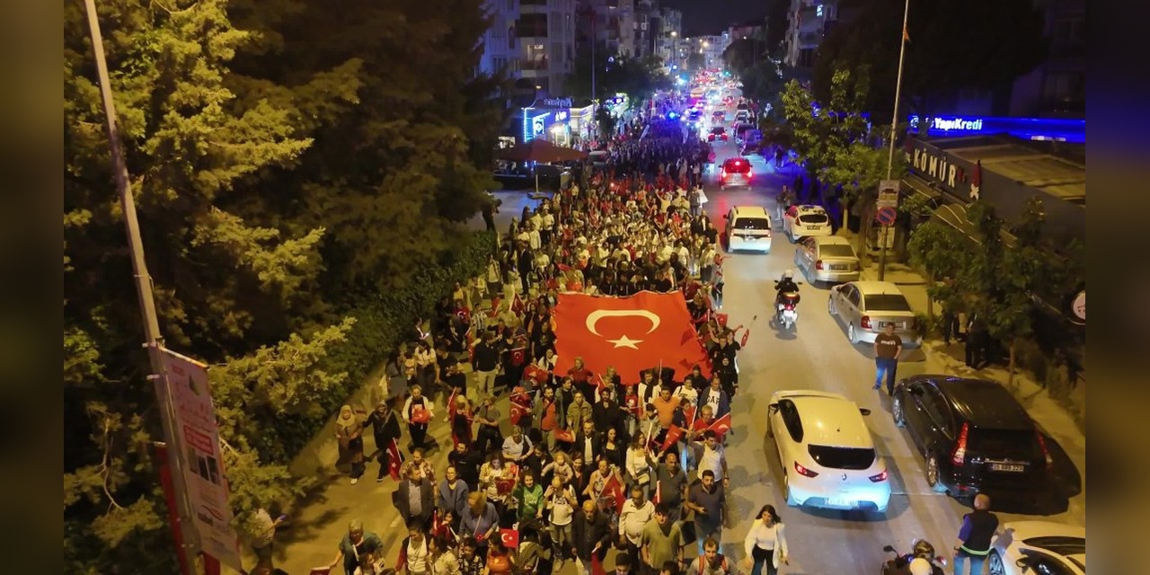 Buca'da 19 Mayıs Coşkusu: Özgürlük Yürüyüşü ve Gençlere Demokrasi Çağrısı