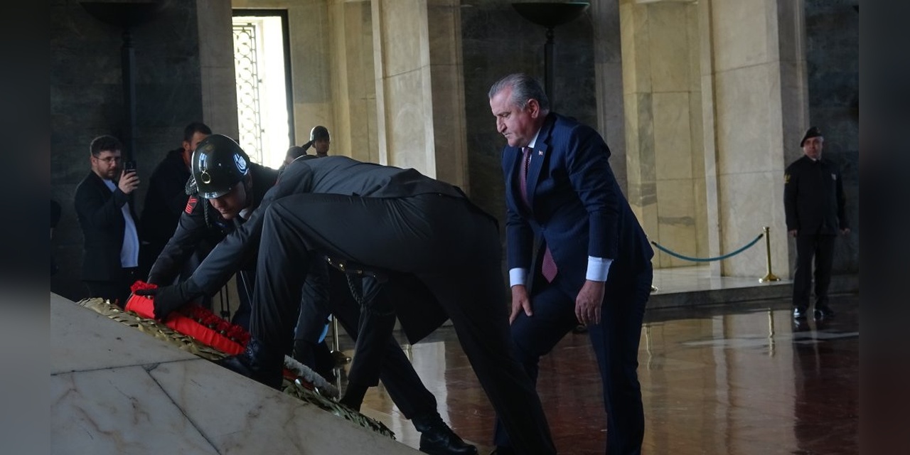 Bakan Bak, Gençlerle Birlikte Anıtkabir'de Ata'nın Huzurunda